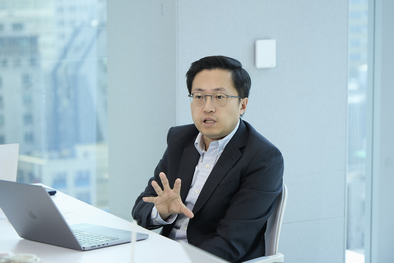 지난 14일 서울 중구 소재 SKT T타워에서 열린 ‘모두의 AI 그룹 간담회’에서 김지훈 SK텔레콤 AI사업본부장이 발언하고 있다. [SK텔레콤 제공]