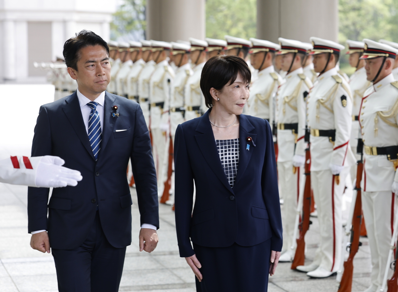 Japanese Prime Minister Takaichi Sanae (right) reviews an honor guard with Defense Minister Koizumi Shin-jiro at a senior Self-Defense Forces commanders' meeting in Tokyo on Sept. 2. [EPA]