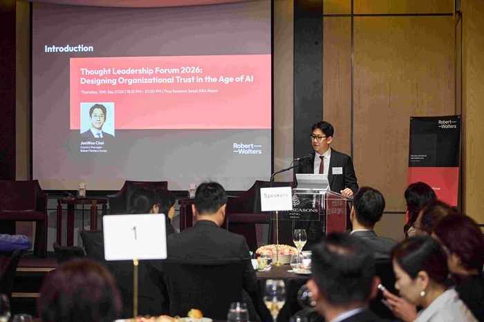 CEO 리더십 포럼에서 최준원 로버트월터스 지사장이 개회사를 하고 있다. (제공=로버트 월터스 코리아)