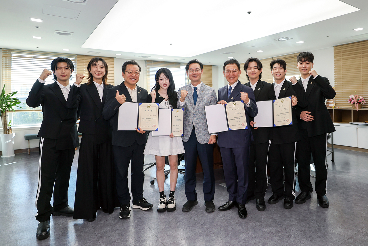 Dongdaemun-gu honorary ambassadors pose for a photo following their appointment ceremony.