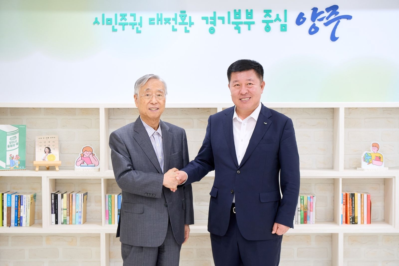 정덕영 양주시장(오른쪽), 박정부 ㈜아성다이소 회장과 면담