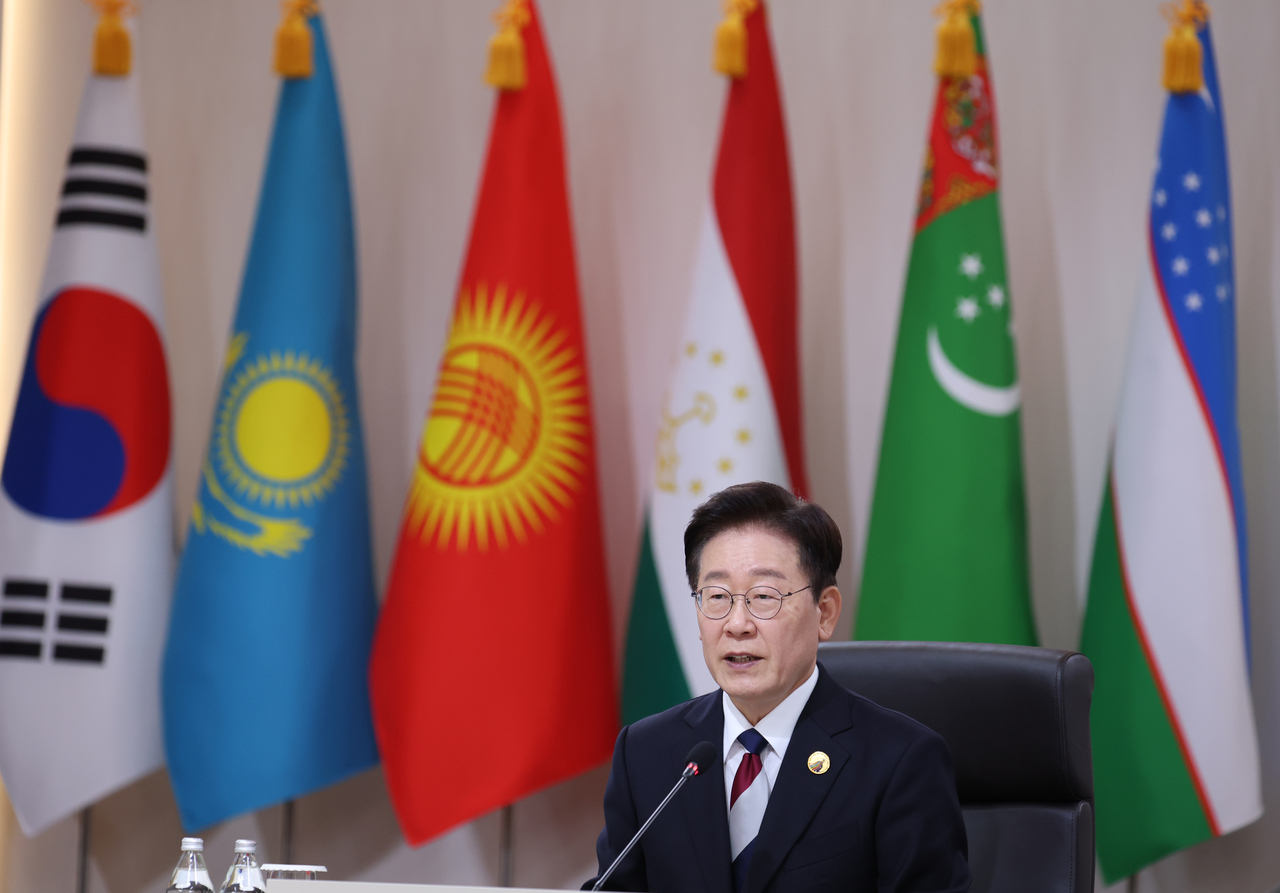 President Lee Jae Myung delivers opening remarks at the inaugural Korea-Central Asia summit at a hotel in Seoul on Wednesday. (Yonhap)