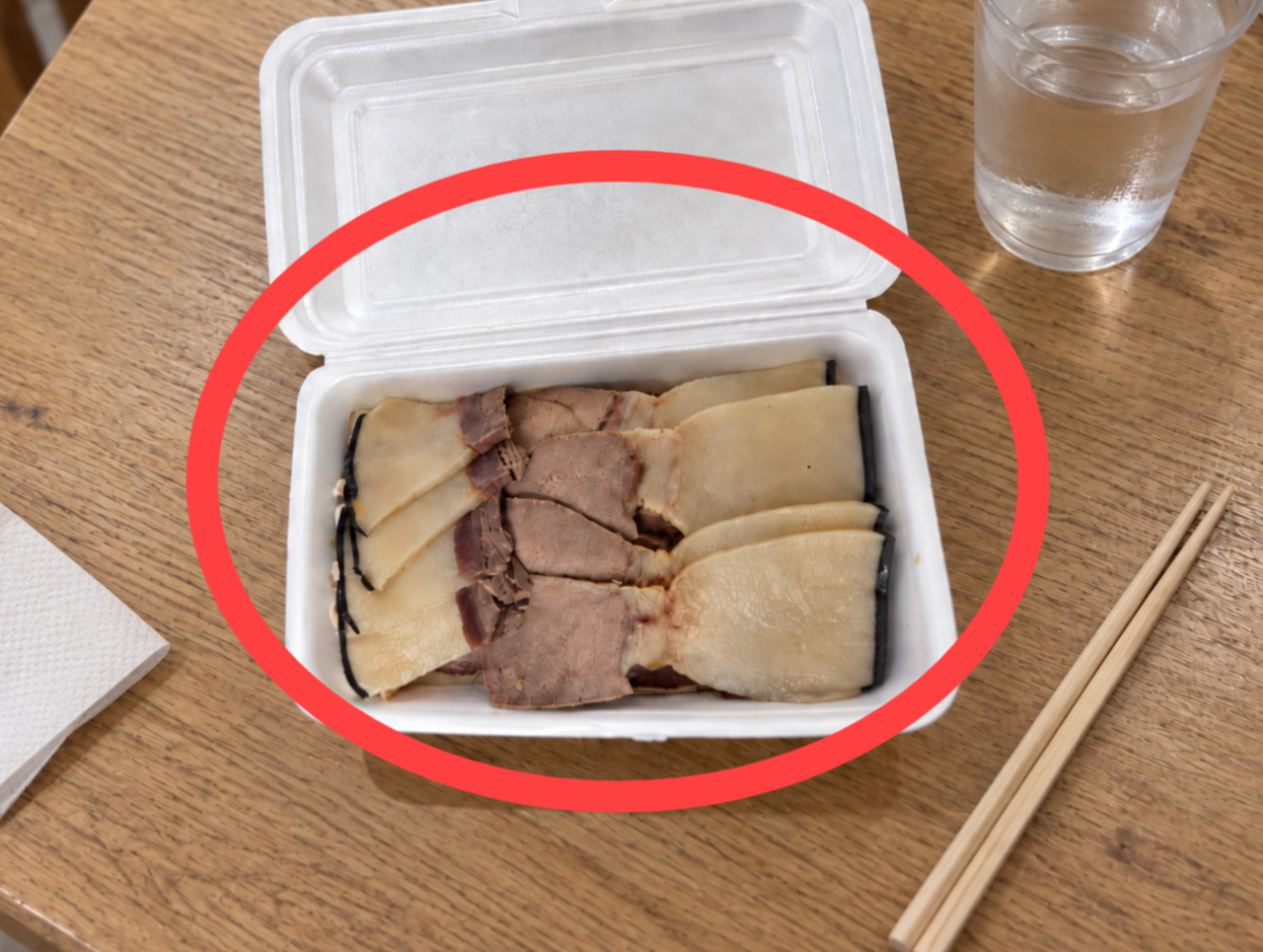 온라인 쇼핑몰에서 구매한 고래고기 후기 사진 재구성.[챗GPT로 제작된 이미지]