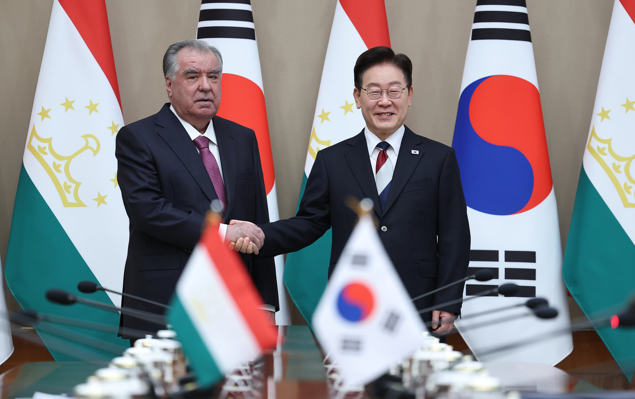South Korean President Lee Jae Myung (right) and Tajik President Emomali Rahmon pose for a photo ahead of their summit talks at Cheong Wa Dae in Seoul on Wednesday. (Yonhap)