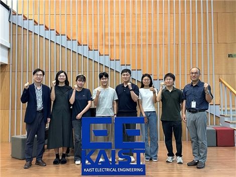 VLNVerse 챌린지 우승팀 ‘URL-FRRS’. 명현(왼쪽부터) 교수, 박주혜 박사과정, 공제이 석사과정, 이찬혁 석사과정, 성창기 박사(팀장), 홍다솔 KAIST 박사과정, 이우주 ETRI 박사, 최승민 ETRI 필드로봇연구실장.[KAIST 제공]