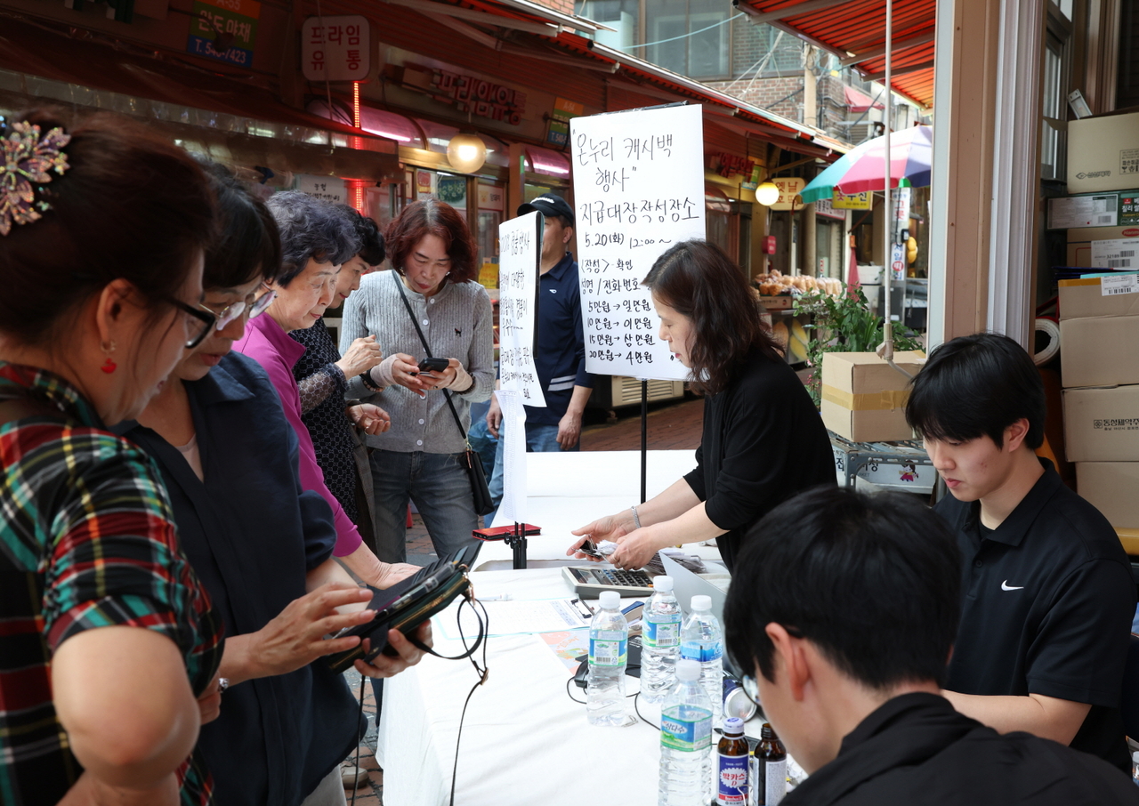 Shopping at a traditional market in Gangnam ahead of the Chuseok holiday