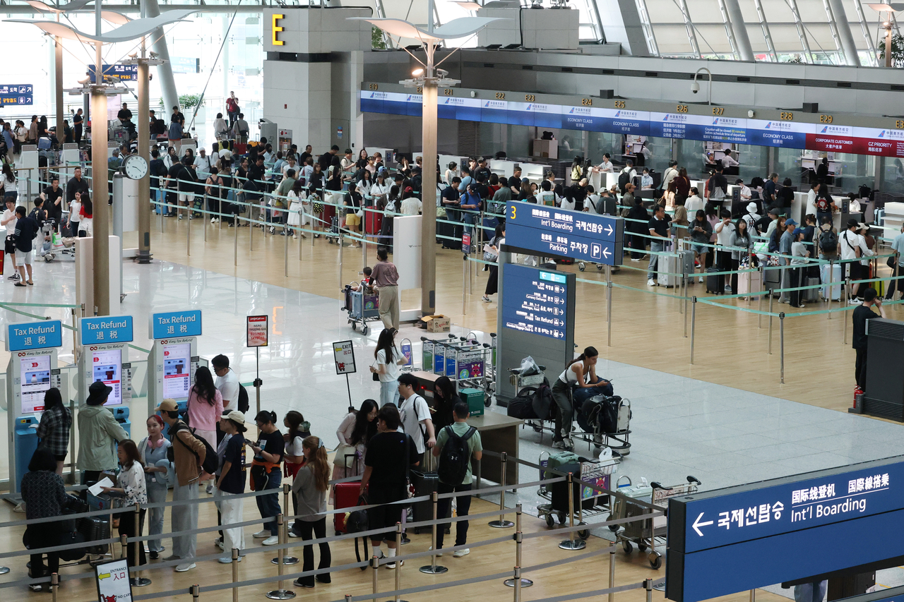 The Incheon International Airport, west of Seoul, is crowded with passengers on July 16, during a holiday season. (Yonhap)