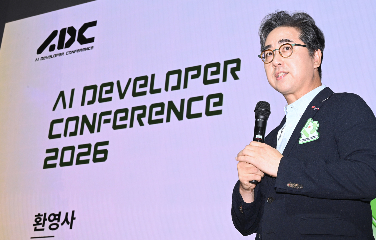LG전자가 AI 기반 소프트웨어 개발 노하우와 성과를 공유하는 LG AI 데브콘 2026을 진행하고 있다. 사진은 LG전자 SW센터장 김동욱 전무가 환영사를 하고 있는 모습. [LG전자 제공]