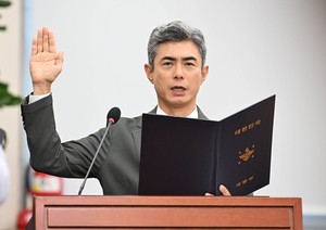 Kang Shin-cheol takes oath at defense minister confirmation hearing