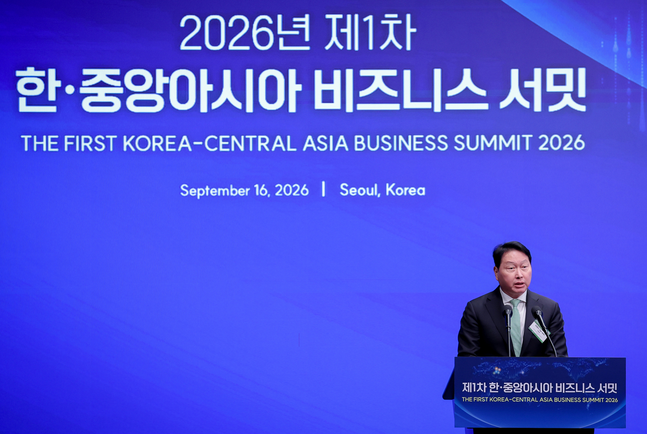 SK Group Chairman Chey Tae-won, who also heads the Korea Chamber of Commerce and Industry, delivers welcoming remarks during the first Korea-Central Asia Business Summit in Seoul on Wednesday. (Yonhap)