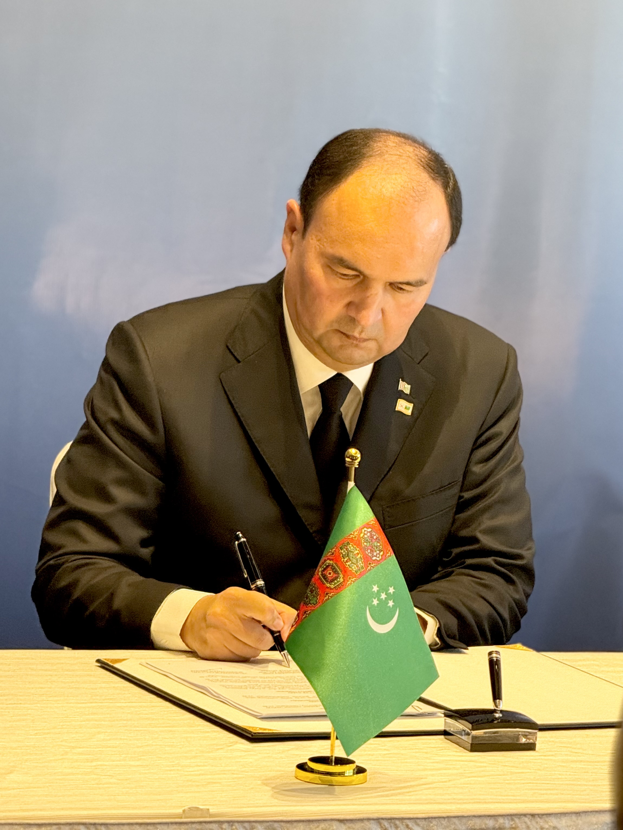 Turkmenistan's Deputy Prime Minister for Oil and Gas Guvanch Agajanov signs a memorandum of understanding ahead of the Korea-Turkmenistan Business Forum at Lotte Hotel Seoul in Jung-gu, central Seoul, on Tuesday. (Sanjay Kumar/The Korea Herald)