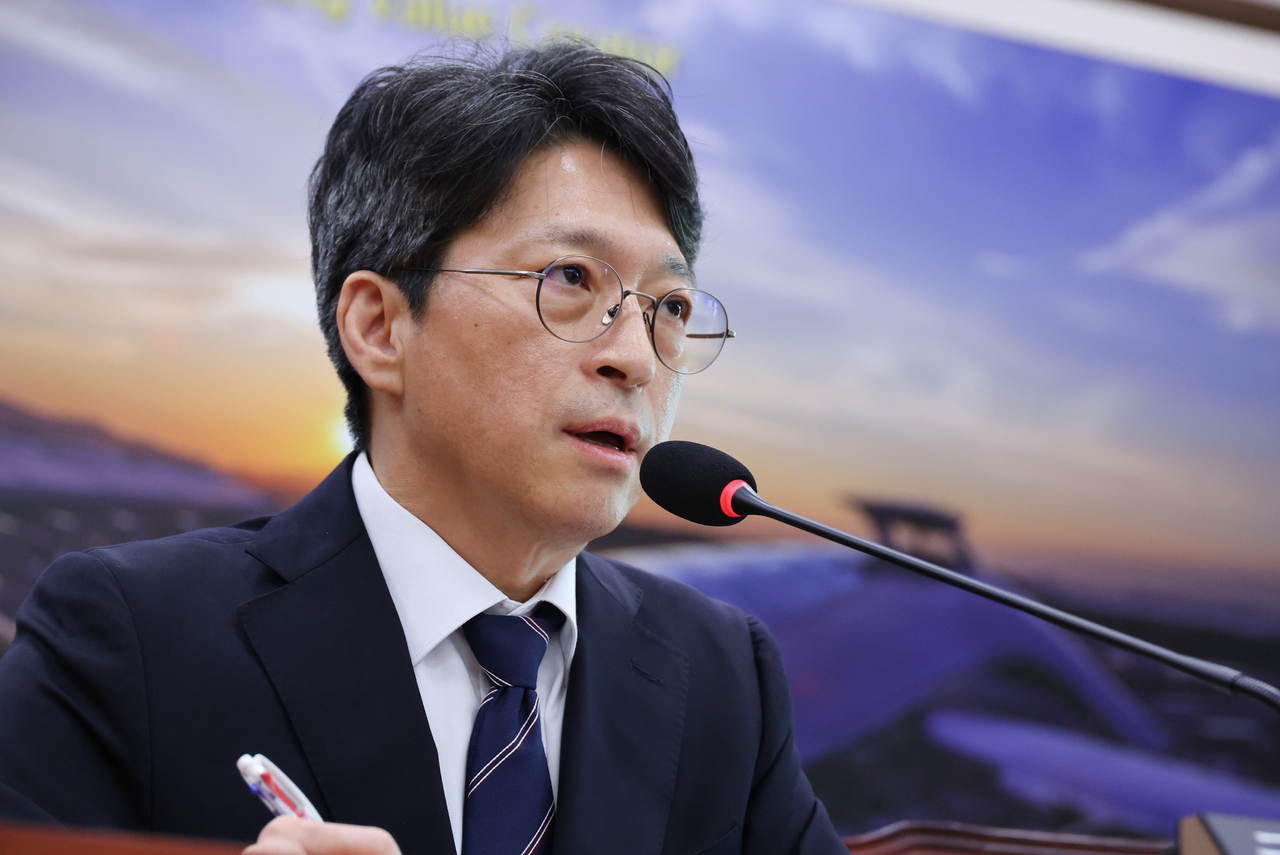 Hong Jee-sun, nominee for land, infrastructure and transport minister, speaks during a confirmation hearing at the National Assembly in Seoul on Wednesday. (Yonhap)