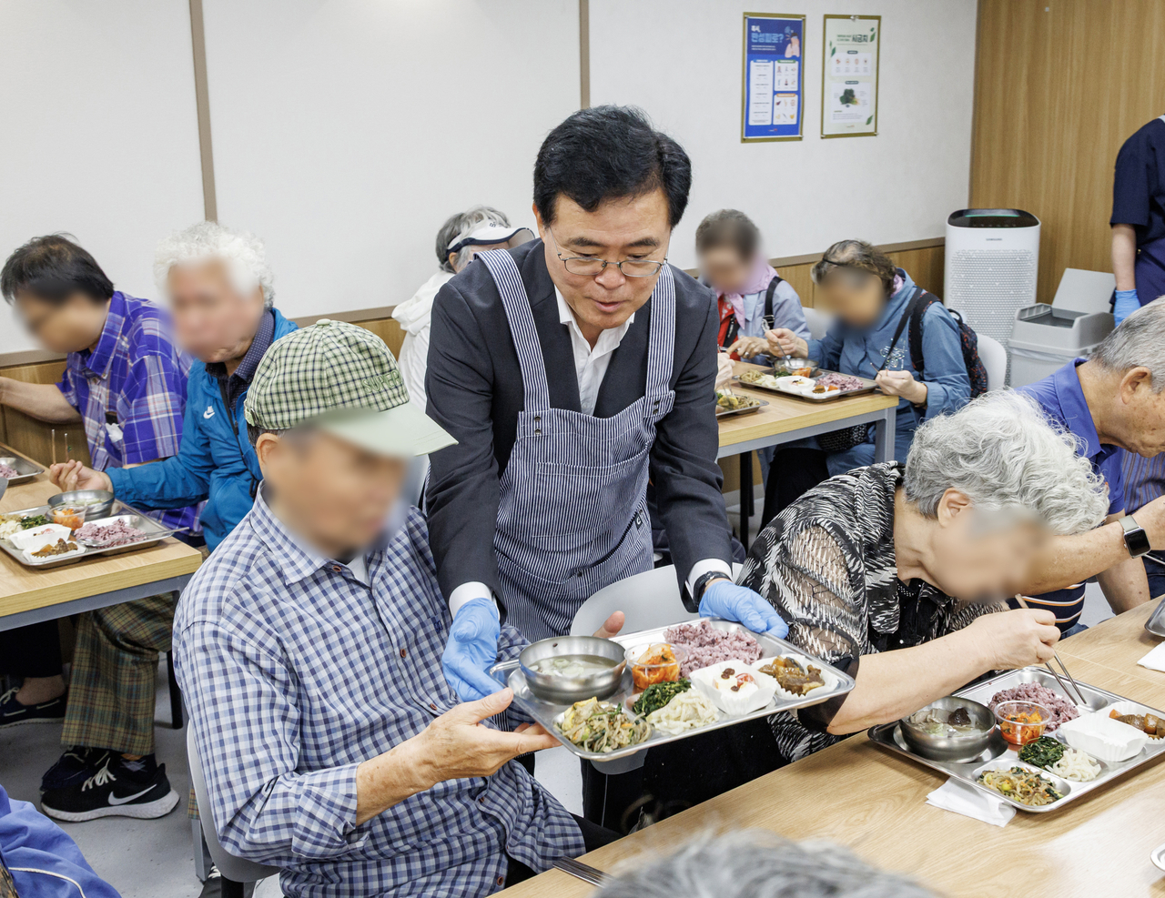 진교훈 강서구청장 어르신 배식 봉사