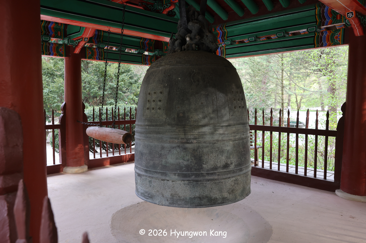 The Yujomsa temple bell from Kumgangsan, now preserved at Pohyonsa in Myohyangsan, stands about 2.1 meters tall and weighs 7.2 tons. (Hyungwon Kang)