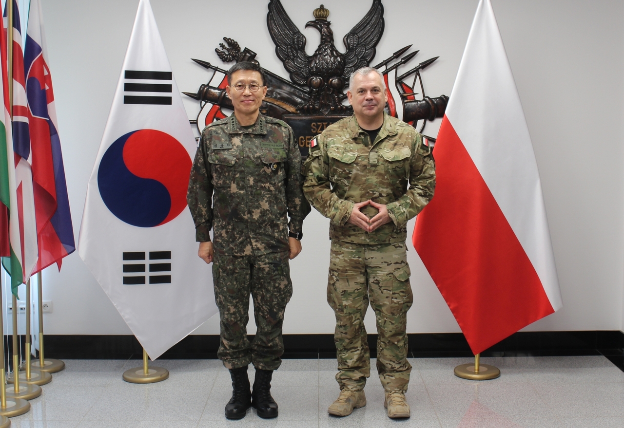 Army Chief of Staff Gen. Kim Gyu-ha (L) poses with Gen. Wieslaw Kukula, chief of the General Staff of the Polish Armed Forces, during their meeting in Warsaw, Poland, on Monday, in this photo provided by the South Korean Army. (Yonhap)