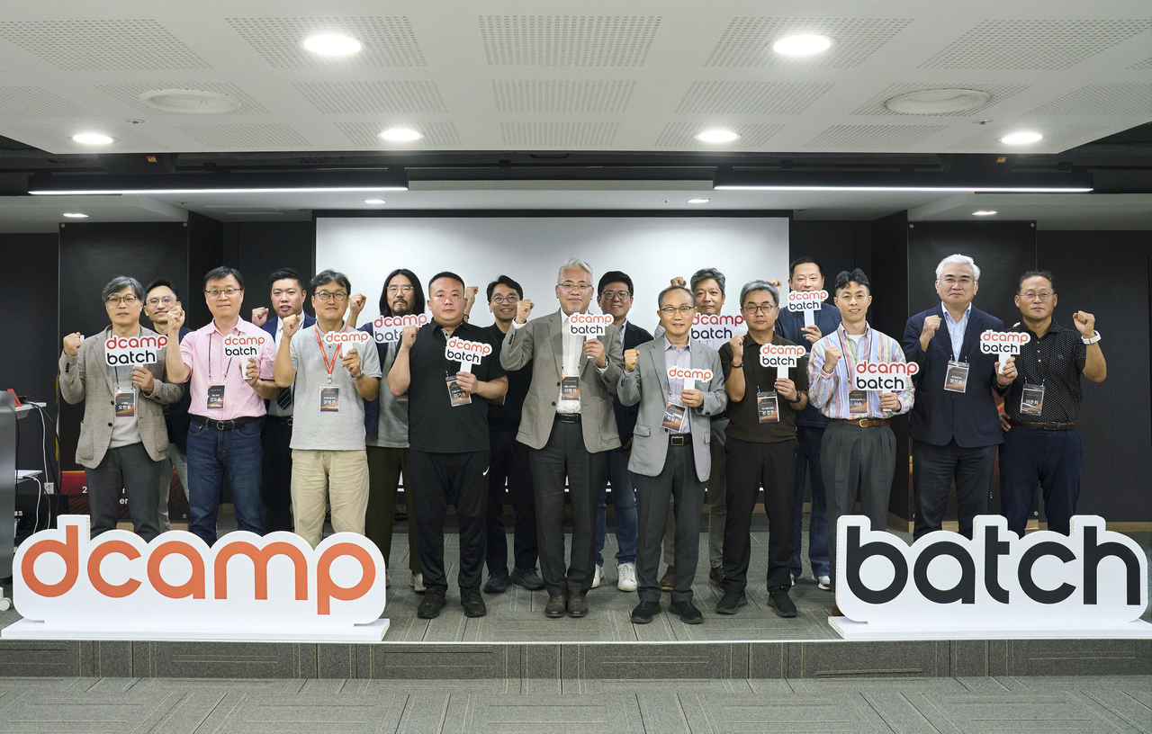 Startup founders and mentors pose for a group photo at the Batch 8 orientation held Tuesday at D.CAMP Mapo. [D.CAMP]