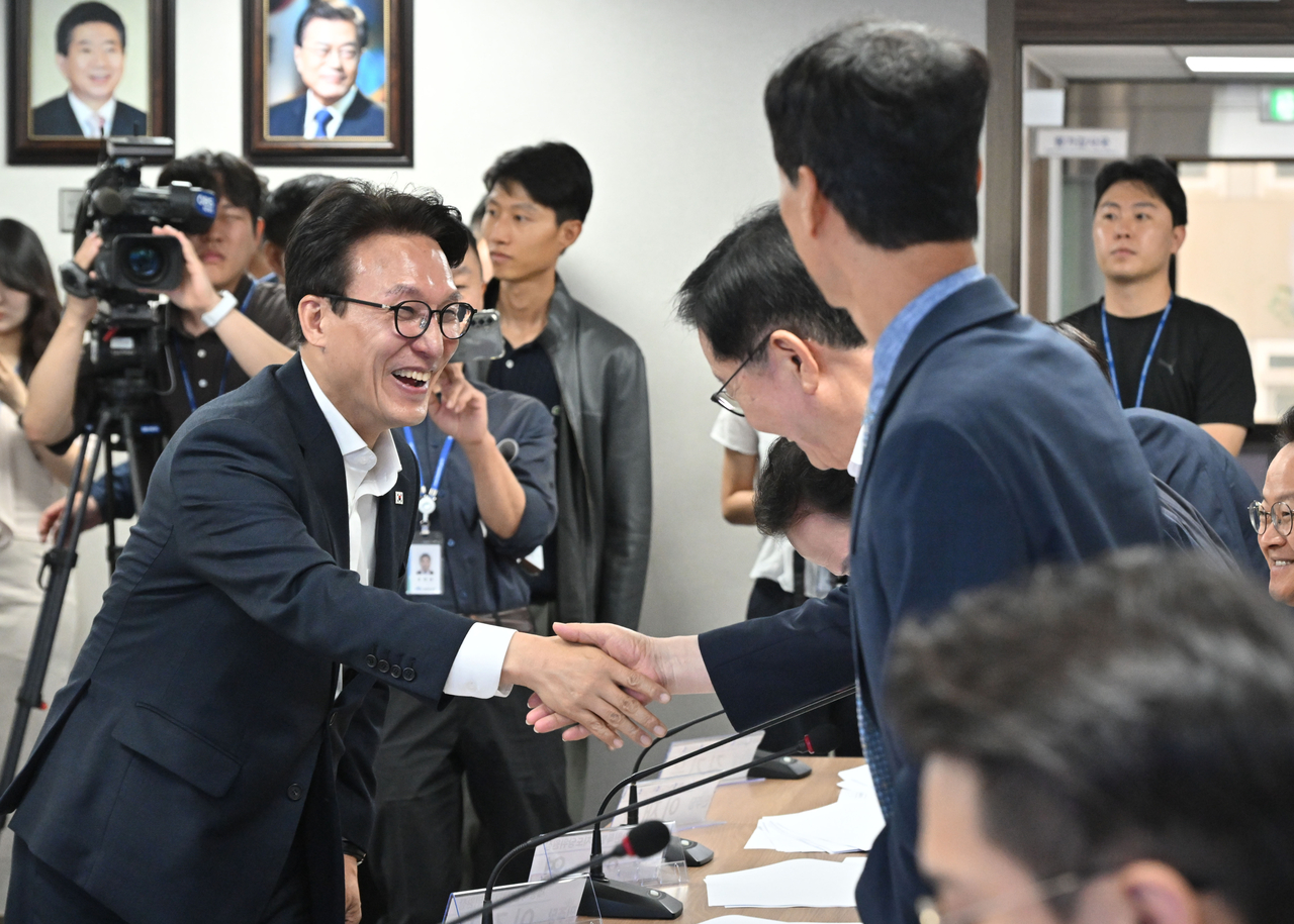 김민석 더불어민주당 대표가 지난 15일 오전 서울 여의도 중앙당사에서 열린 제1차 시·도당위원장 연석회의에서 참석자들과 악수를 나누고 있다. 임세준 기자