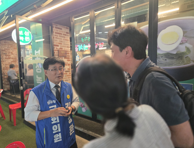 Kim Sung-hwan, minister of climate, environment and energy and regional committee chair for Seoul's Nowon-gu, takes part in the Bulfeum Minsendan outreach activity. [Democratic Party of Korea]