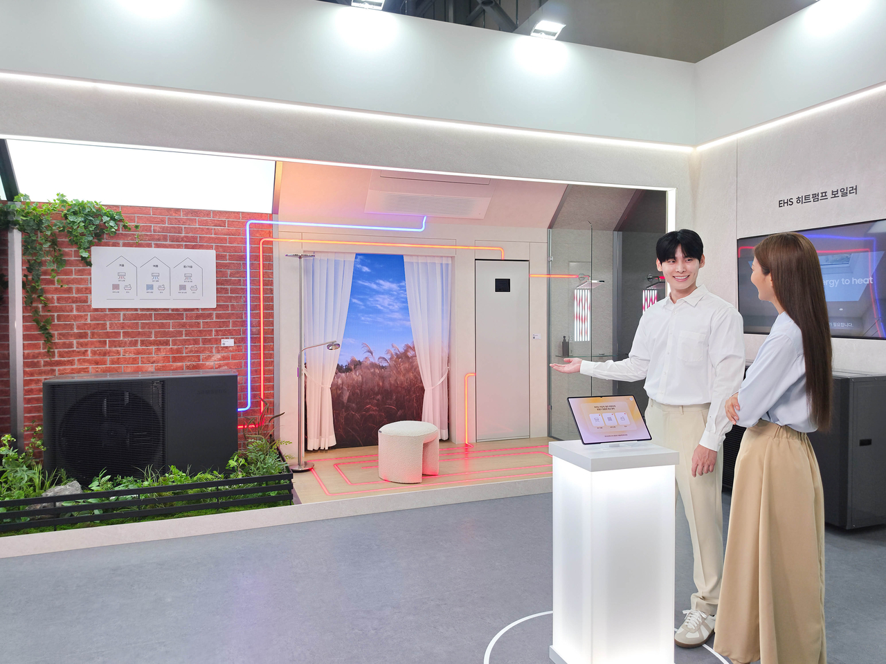 삼성전자 모델이 16일 부산 벡스코에서 열린 ‘2026 기후산업국제박람회’에서 고효율 히트펌프 설루션 ‘EHS 올인원’을 체험하고 있다. [삼성전자 제공]