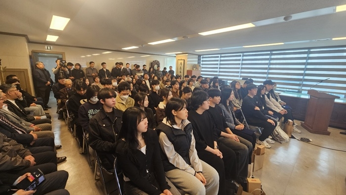 High school and university students selected to receive scholarships from the Jiwon Scholarship Foundation.