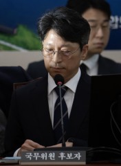 Hong Ji-sun reviews documents at Land Ministry confirmation hearing