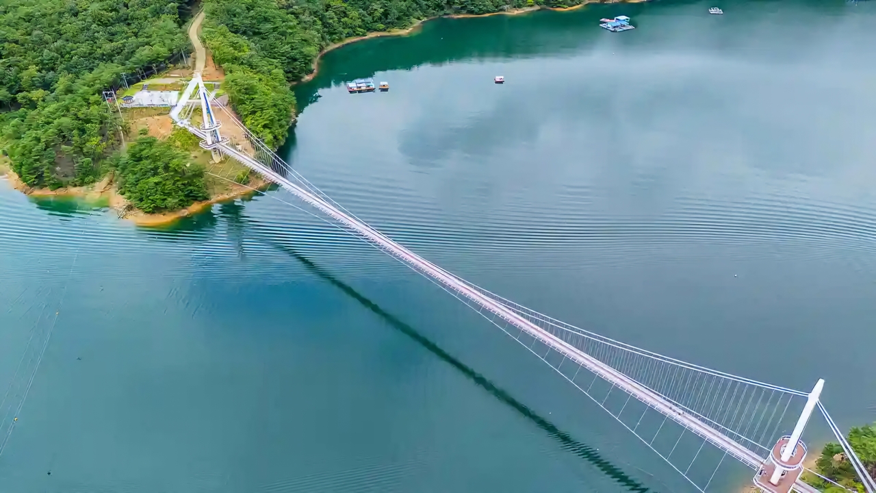 The Sangmuryong suspension bridge, completed only recently, finally reconnected Seoho Village in Yanggu-gun's Sangmuryong 2-ri to the outside world after 80 years of isolation caused by the construction of the Hwacheon Dam. Residents are now looking to revitalize the community, launching the Dancing Dragon Festival on Oct. 3, National Foundation Day, in honor of the village's name — meaning "the place where dragons dance."
