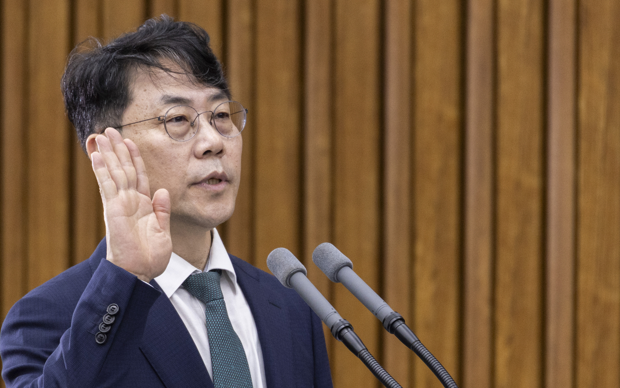 New Supreme Court Justice nominee Kim Sung-soo takes an oath at his confirmation hearing at the National Assembly in Seoul on Monday. (Yonhap)