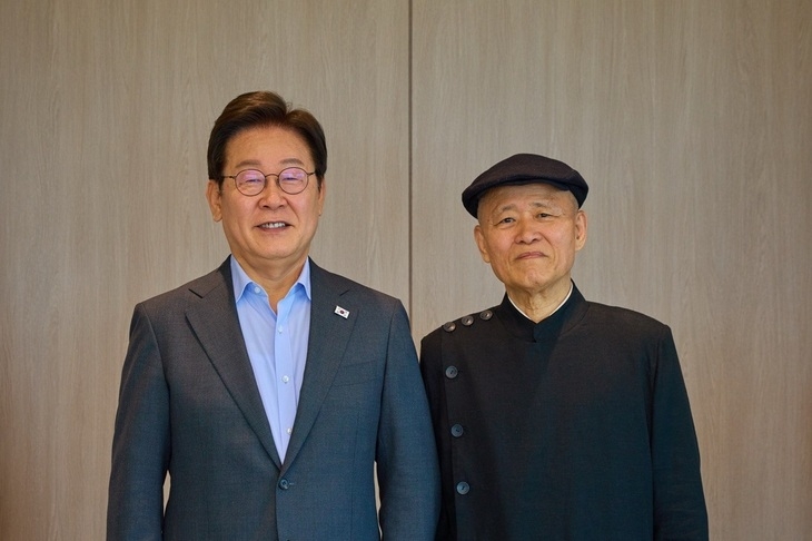 이재명 대통령과 도올 김용옥이 2025년 7월 24일 오찬을 한 뒤 촬영한 기념사진. [대통령실 제공]
