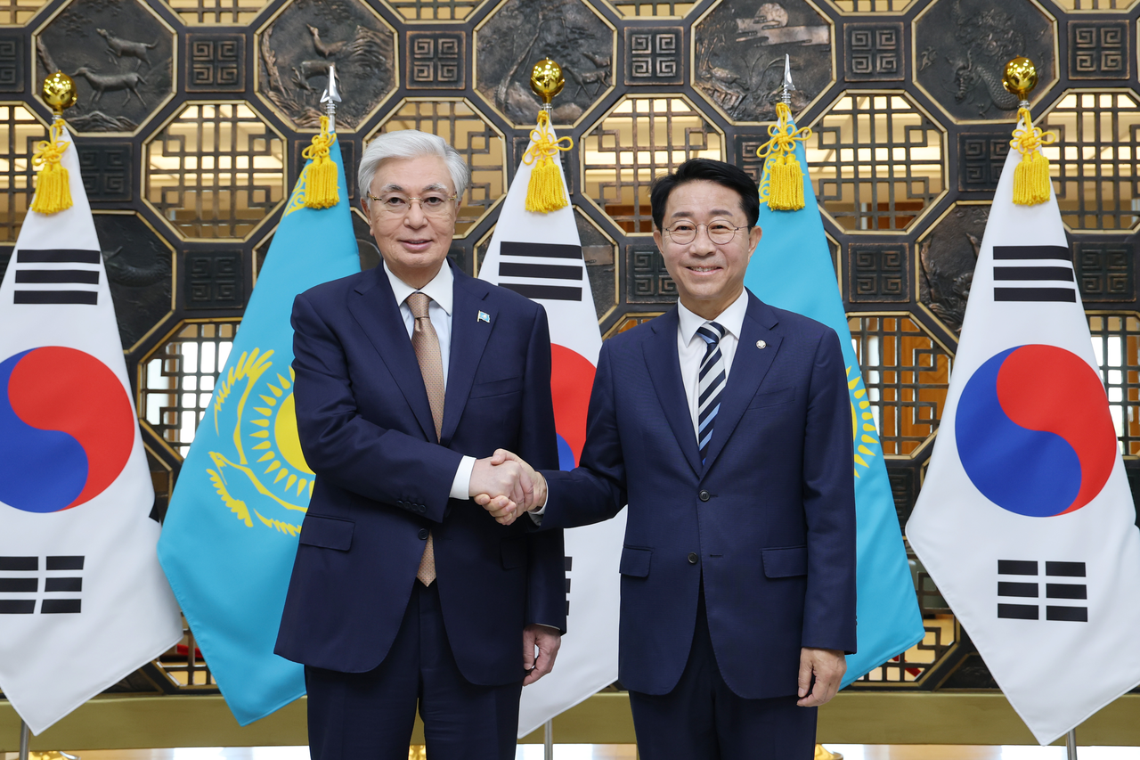 National Assembly Speaker Jo Jeong-sik (right) meets with Kazakh President Kassym-Jomart Tokayev at the National Assembly reception room on Wednesday. [National Assembly Speaker's Office]