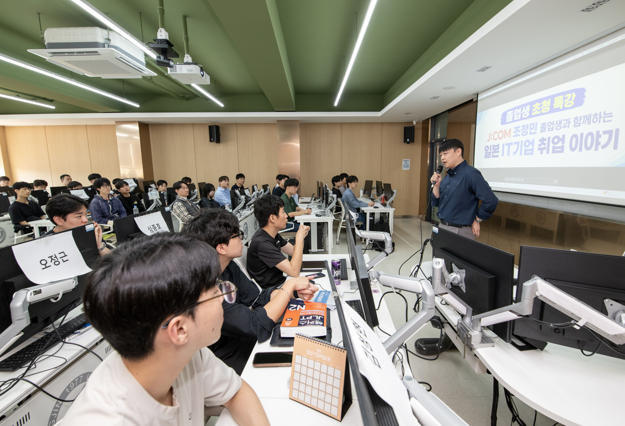 일본 대기업에 취업한 영진전문대 출신 조정민 씨가 15일 모교 후배들을 만나 일본 취업 노하우를 전하는 특강을 하고 있다.[영진전문대 제공]