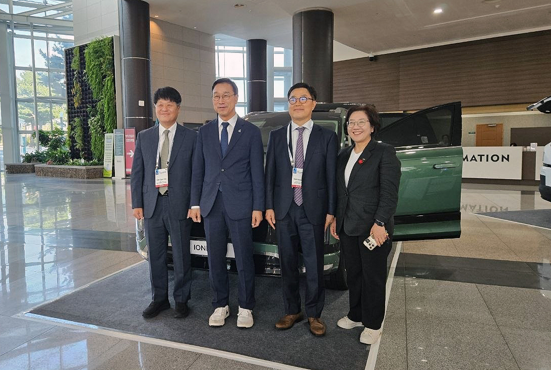박덕열(왼쪽부터) 기후에너지환경부 수소열산업정책관, 위성곤 제주특별자치도지사, 신승규 현대차그룹 부사장, 조선희 제주특별자치도 기후에너지국장이 기념 촬영을 하고 있다. [현대차그룹 제공]