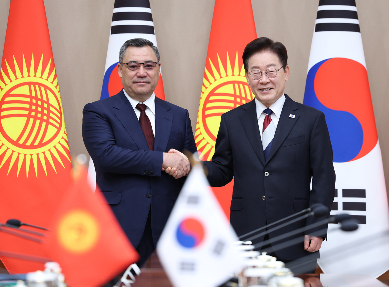 President Lee Jae Myung (right)  and Kyrgyz President Sadyr Japarov pose for a photo ahead of their summit at Cheong Wa Dae in Seoul on Wednesday. (Yonhap)