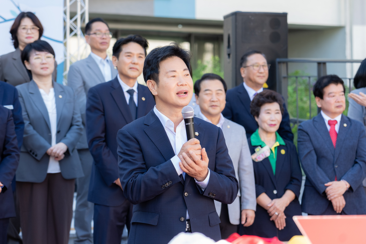 Gangnam-gu Assembly Speaker Lee Jae-jin delivers remarks at the event.