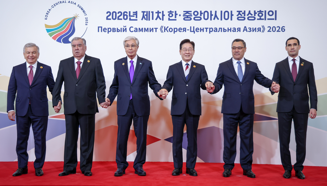 President Lee Jae Myung (third from right) poses for a photo with leaders attending the inaugural Korea-Central Asia summit at a hotel in Seoul on Wednesday. From left: Uzbekistan President Shavkat Mirziyoyev, Tajikistan President Emomali Rahmon, Kazakhstan President Kassym-Jomart Tokayev, Lee, Kyrgyzstan President Sadyr Japarov and Turkmenistan President Serdar Berdimuhamedov. (Yonhap)