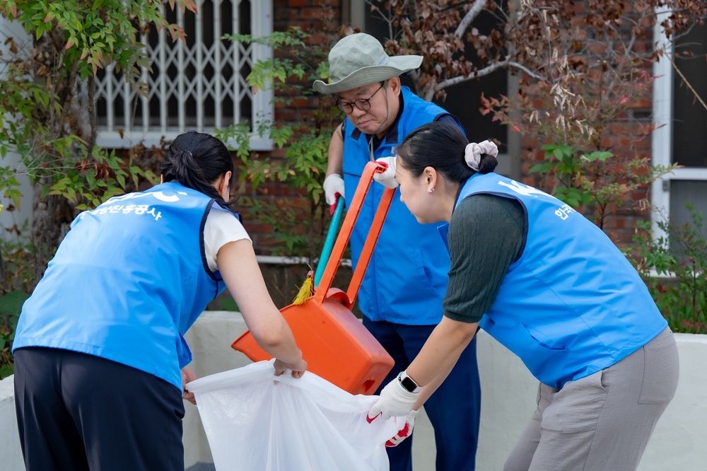 Korea Ocean Business Corp. presents shoes to children at a residential care facility in Busan ahead of the Chuseok holiday on Tuesday. [Korea Ocean Business Corp.]
