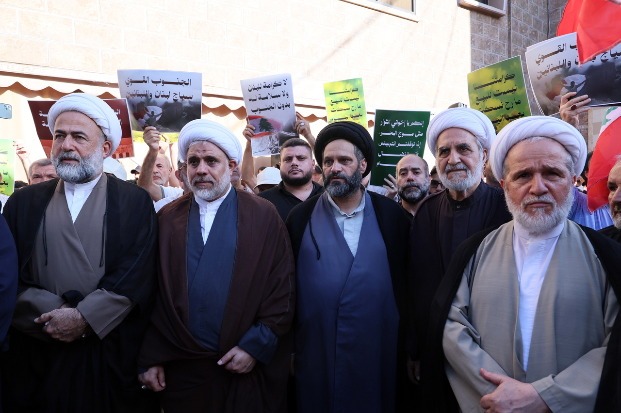 Shiite clerics participate in a demonstration at the courtyard of the Supreme Islamic Shiite Council in Haret Hreik, southern Beirut, Lebanon, on Tuesday (local time). (Photo not directly related to article.) [EPA]