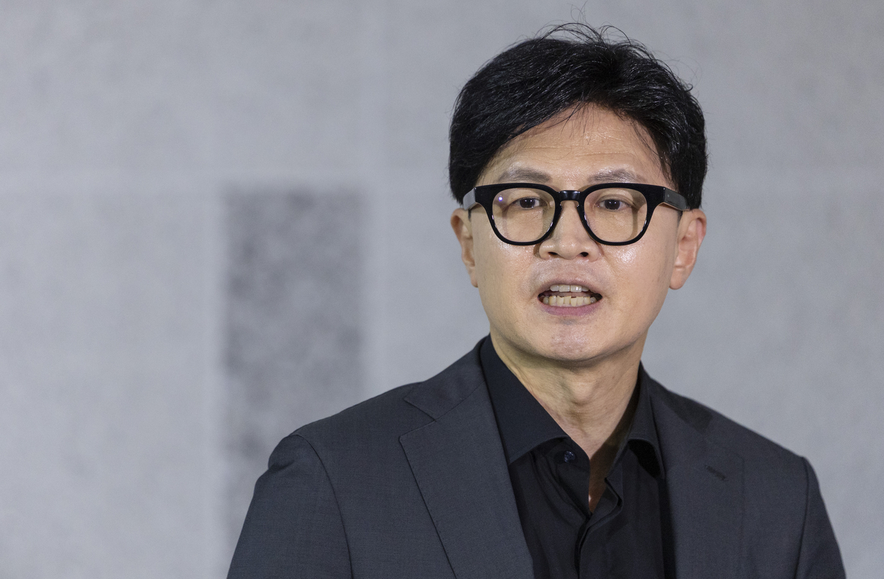 한동훈 무소속 의원이 지난 15일 국회 의원회관에서 열린 토론회에 참석한 뒤 취재진과 질의응답을 하고 있다. [연합]