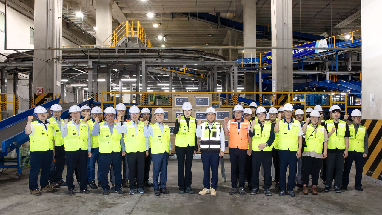 Hanjin employees pose for a photo pledging safe operations during the chuseok peak season. [Hanjin]