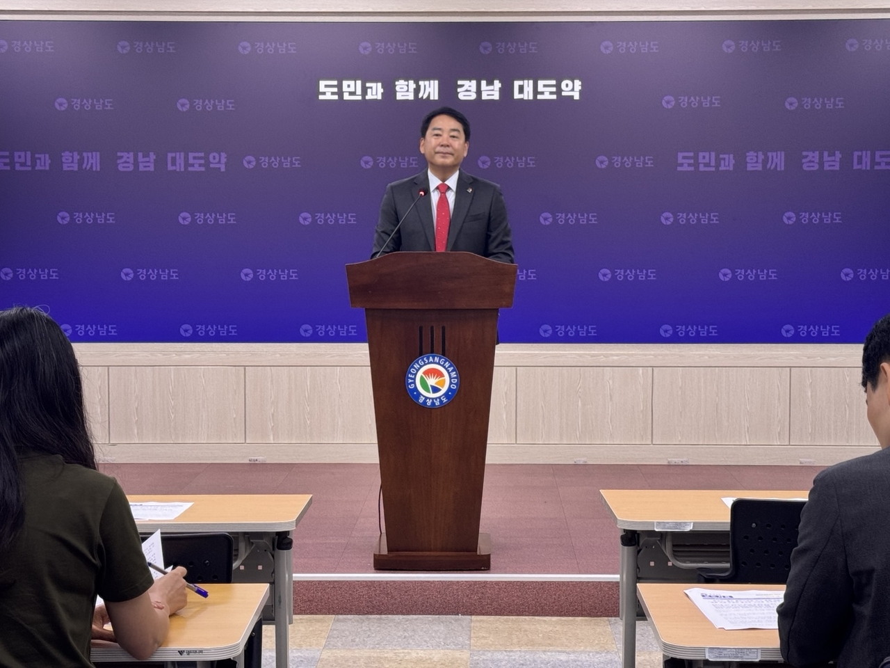유해남 경남도 대변인이 16일 출자·출연기관장 인사 원칙 재확인 브리핑을 갖고 있다. [경남도 제공]