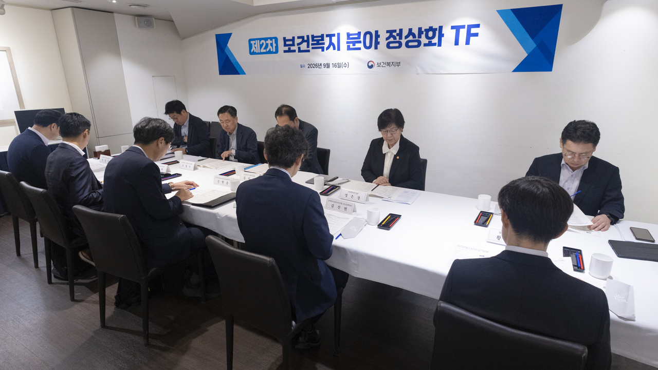 정은경(사진 뒷줄 오른쪽에서 두 번째) 보건복지부 장관이 16일 서울 중구 컨퍼런스하우스 달개비에서 열린 제2차 보건복지 분야 정상화 TF를 주재하고 있다. [보건복지부 제공]