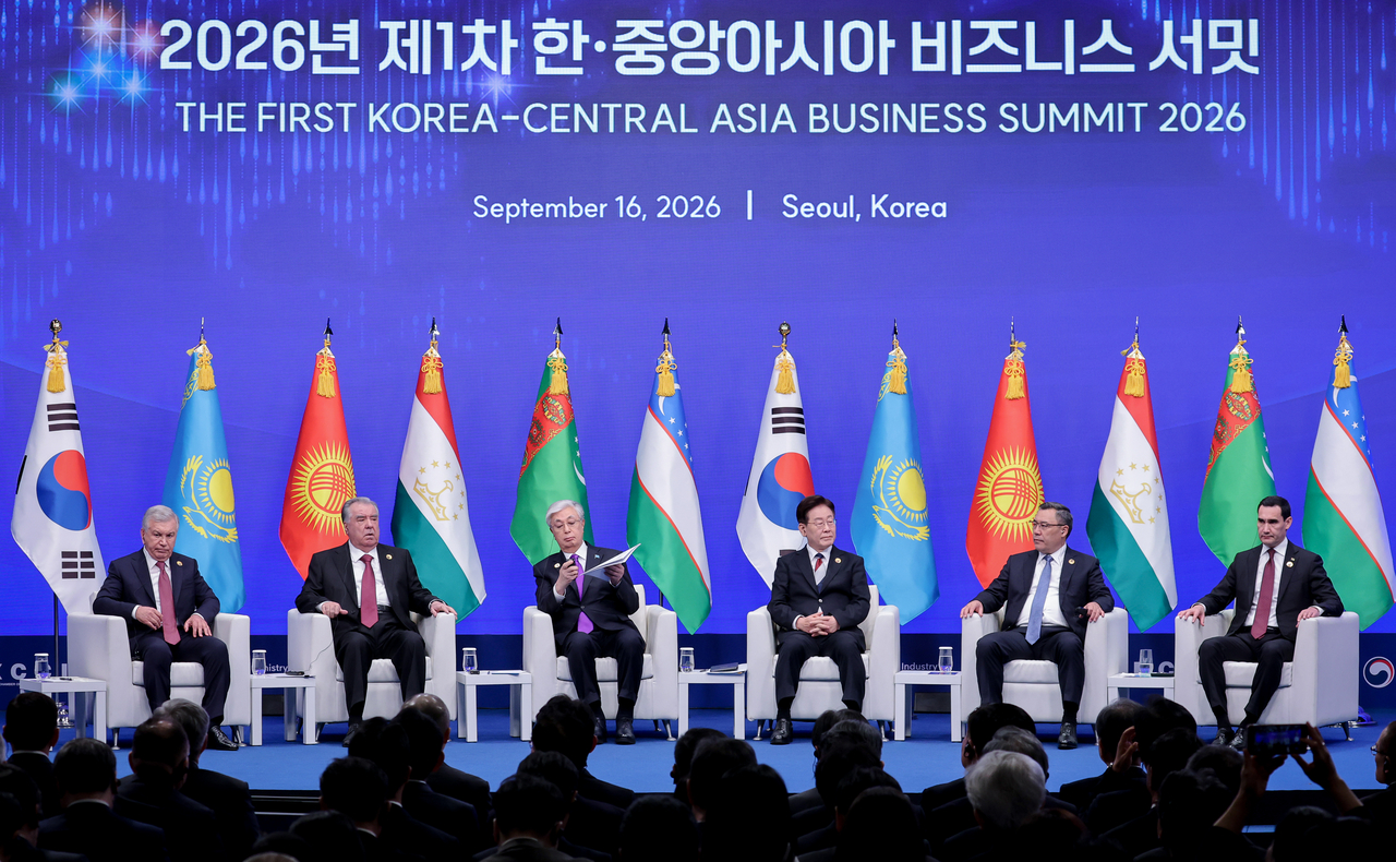 Leaders of South Korea and Central Asian nations attend the Korea-Central Asia Business Summit in Seoul on Wednesday. From left: Uzbekistan President Shavkat Mirziyoyev, Tajikistan President Emomali Rahmon, Kazakhstan President Kassym-Jomart Tokayev, South Korean President Lee Jae Myung, Kyrgyzstan President Sadyr Japarov and Turkmenistan President Serdar Berdimuhamedov. (Yonhap)