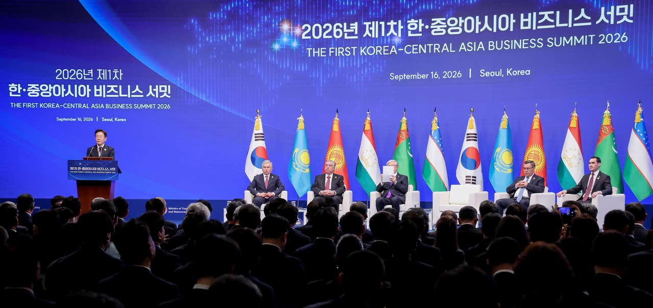 President Lee Jae Myung delivers a speech at the inaugural Korea-Central Asia Business Summit at a hotel in Seoul on Wednesday. (Yonhap)