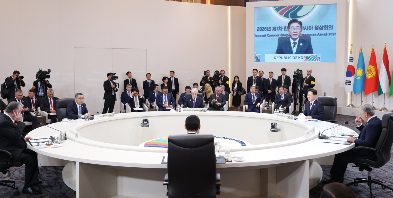 South Korean President Lee Jae Myung speaks during the first-ever summit of South Korea and the presidents of five Central Asian nations -- Shavkat Mirziyoyev of Uzbekistan, Emomali Rahmon of Tajikistan, Kassym-Jomart Tokayev of Kazakhstan, Sadyr Zhaparov of Kyrgyzstan and Serdar Berdimuhamedow of Turkmenistan -- in Seoul on Wednesday. (Yonhap)