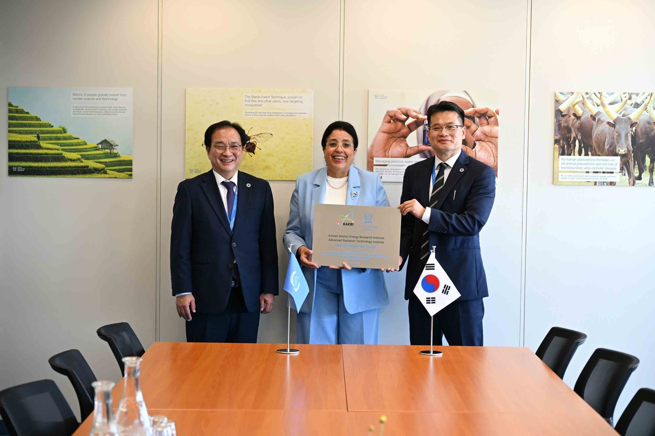 Im In-cheol (from left), acting president of the Korea Atomic Energy Research Institute, IAEA Deputy Director General Najat Mokhtar, and Jeong Byeong-yeop, director of the Advanced Radiation Technology Institute, pose for a photo at the IAEA Collaborating Centre plaque ceremony. [Korea Atomic Energy Research Institute]