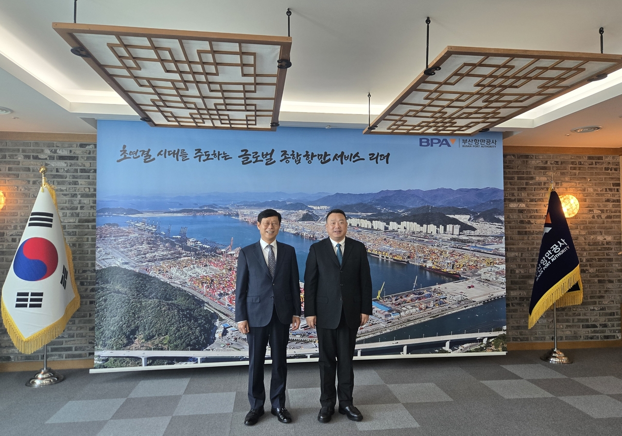 부산항만공사는 지난 14일 부산을 방문한 닝보저우산항만그룹 주먀오 회장과 면담 하고 부산항과 닝보저우산항 간 물동량 확대 등 양 항만의 공동 발전을 위한 협력 방안을 논의했다.[부산항만공사 제공]