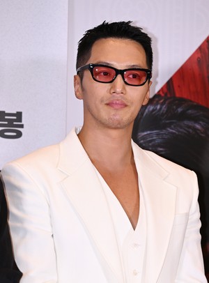 [포토] 변요한 ‘오늘은 올 화이트’