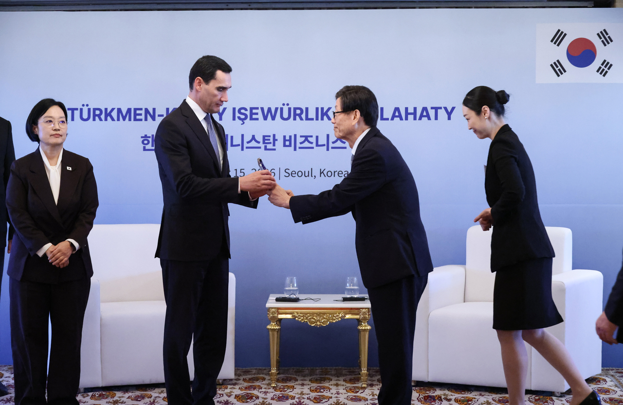 세르다르 베르디무하메도프(왼쪽) 투르크메니스탄 대통령이 15일 서울 중구 더그랜드롯데 서울에서 열린 한-투르크메니스탄 비즈니스포럼에서 윤진식 한국무역협회장으로부터 감사패를 받고 있다.  [연합]