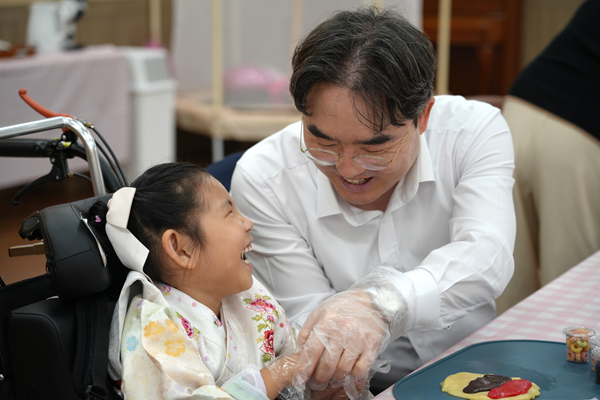 대한사회복지회 아너스클럽 4호 청밀 양창국 대표와 암사재활원 장애아동이 함께한 추석맞이 쿠키 만들기 봉사활동