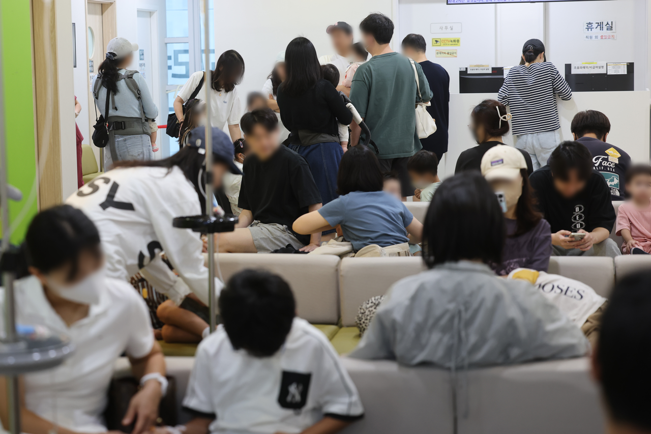 지난 13일 서울 성북구의 한 소아청소년과 전문병원이 환자와 보호자로 붐비고 있다. [연합]