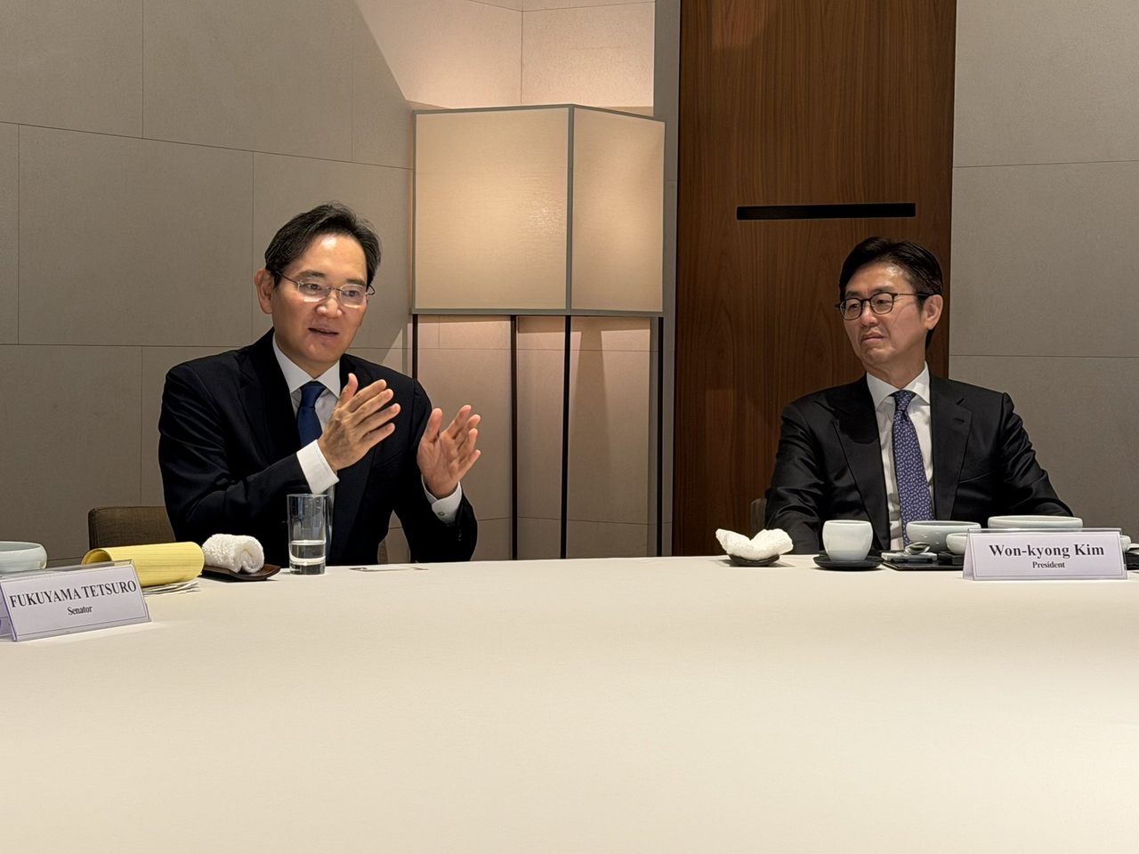 이재용 삼성전자 회장이 지난 14일 서울 모처에서 방한 중인 일본 참의원 대표단과 오찬을 함께한 것으로 알려졌다. 오른쪽은 김원경 삼성전자 글로벌퍼블릭어페어스(GPA)실 사장. [히라키 다이사쿠 공명당 국회대책위원장 X 캡처]